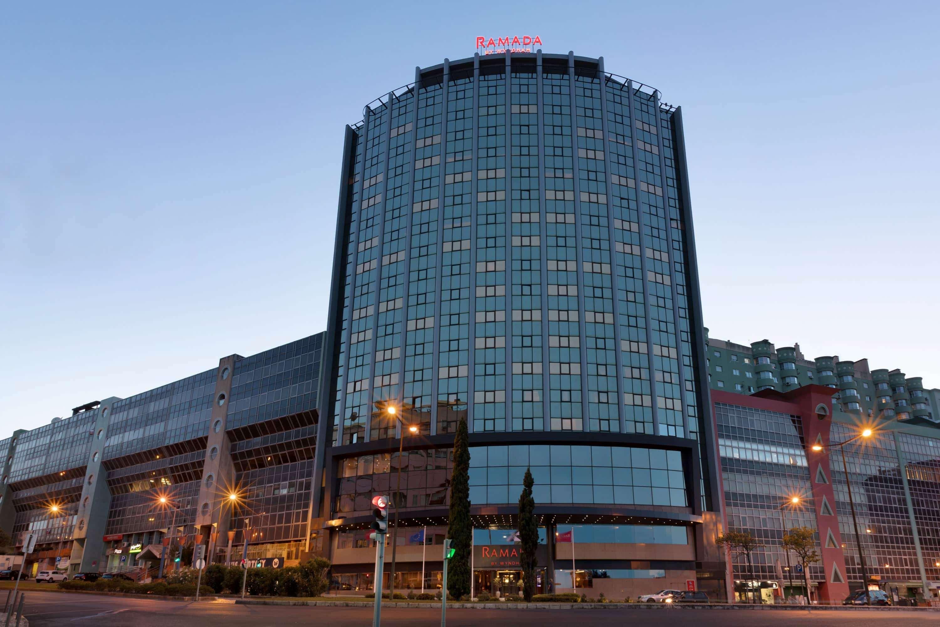 Отель Ramada By Wyndham Лиссабон Экстерьер фото